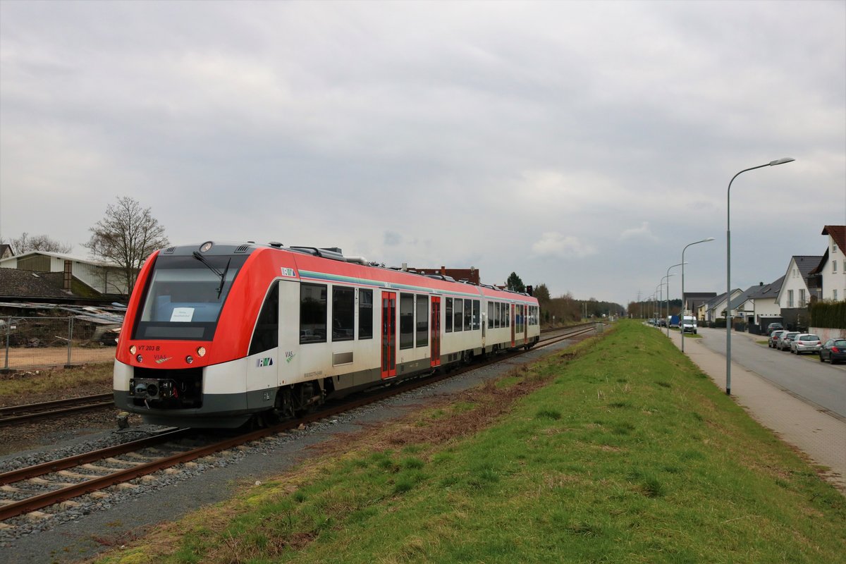 VIAS Alstom Lint 54 VT203 am 23.12.17 in Hainburg Hainstadt auf der Odenwaldbahn