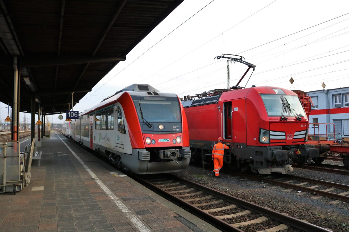 VIAS Bombardier Itino VT112 trifft auf DB Cargo 193 314-2 am 02.03.19 in Hanau Hbf