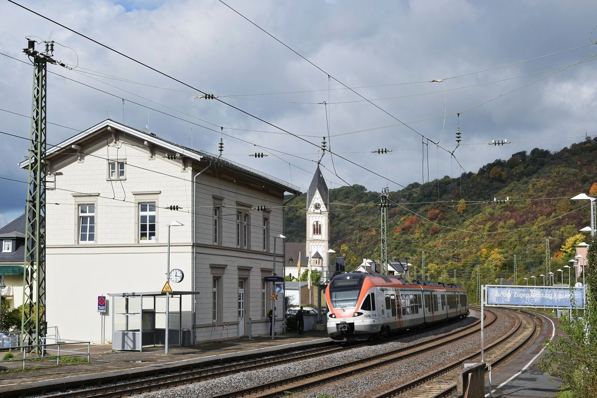 Vias ET 412 (428 146) als RB 10 (25017)  RheingauLinie  Neuwied - Frankfurt (Main) Hbf fährt am 03.10.17 in den Bahnhof Kamp-Bornhofen ein.