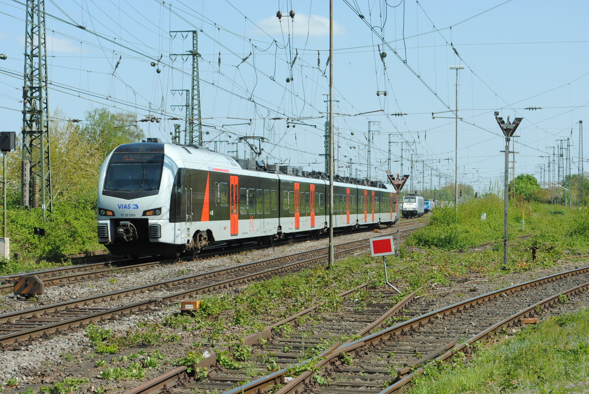 VIAS ET25 2303 als DPN-20022 (Düsseldorf Hbf - Arnhem Centraal) beim verlassen des Bahnhofes Emmerich in richtung Niederlande,  am 27.04.2022, 14.53u. Bild 22809.