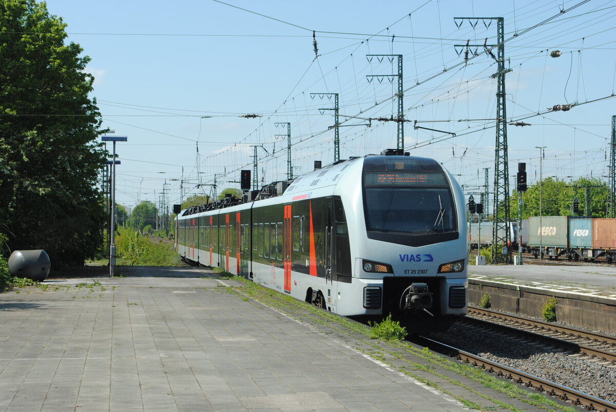 VIAS ET25 2307 als DPN-20025 (Arnhem Centraal - Düsseldorf Hbf) bei der Ankunft am Bahnsteig in Emmerich, 27.04.2022, 14.12u. Bild 22806.