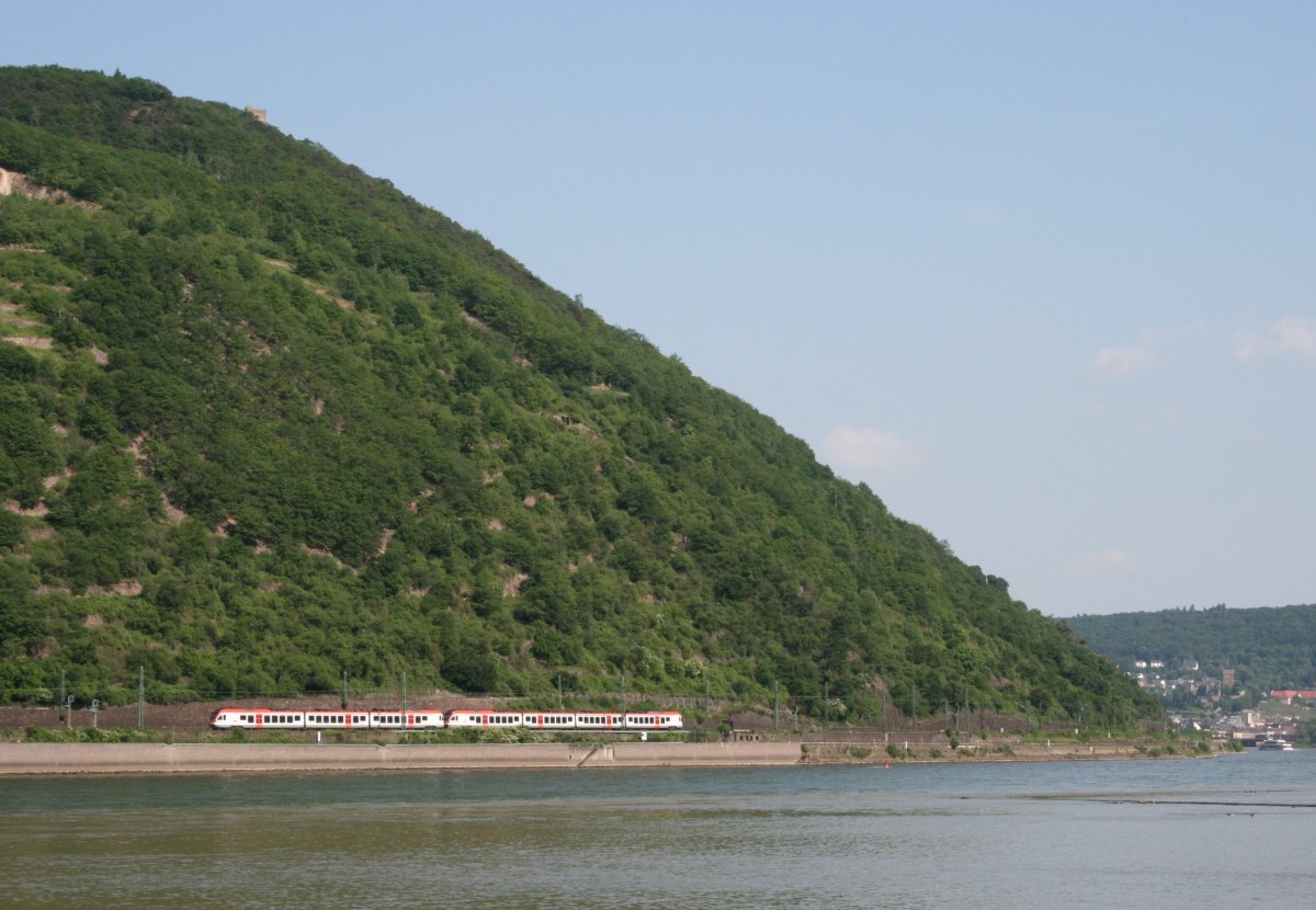 VIAS-Flirt-Doppelpack als SE 25025 (Neuwied–Frankfurt [Main] Hbf) am 22.05.2012 in Assmannshausen