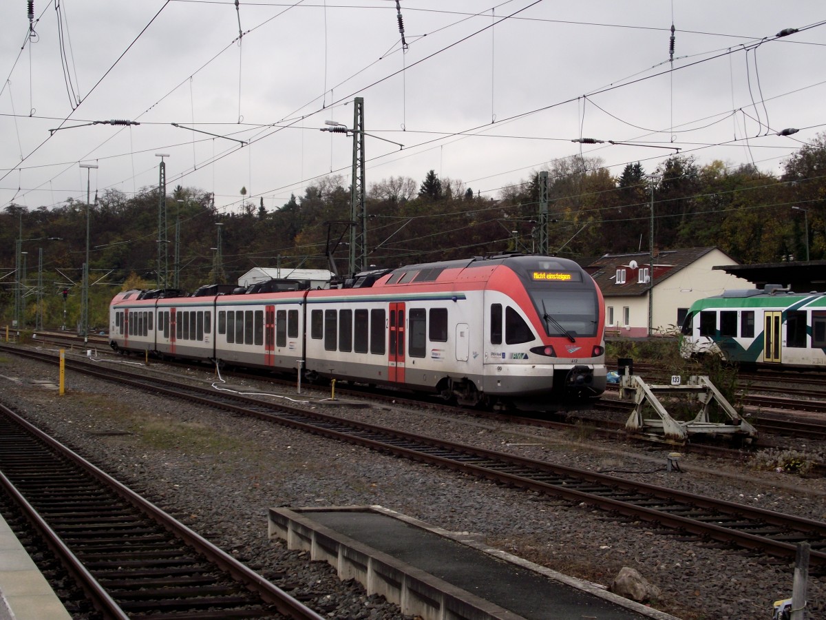 VIAS Flirt (ET 412) steht am 21.11.13 in Vorfeld Wiesbaden Hbf von Bahnsteig aus fotografiert