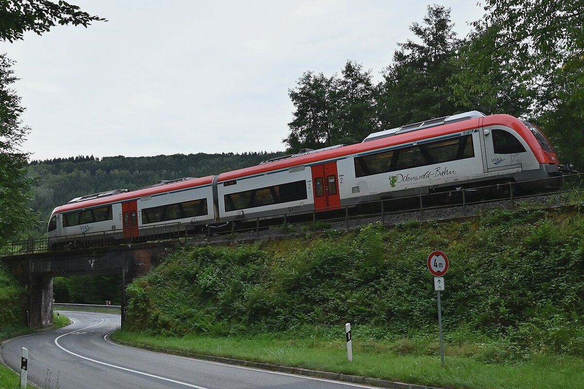 Vias Intino 615 618/118 als RB 82 aus FFM Hbf nach Eberbach Zugnr. 25175 bei Gaimühle am heutigen Abend gegen 18:12 Uhr.
