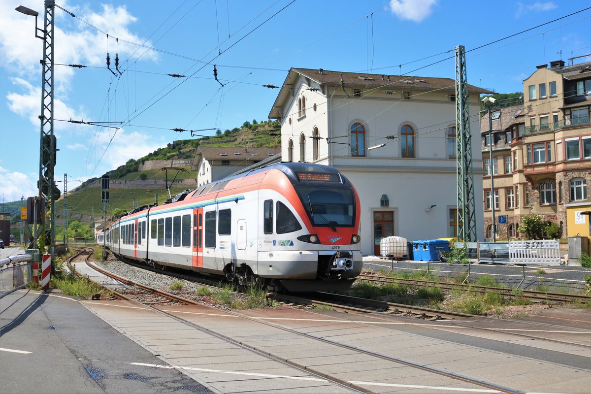 VIAS Stadler Flirt 428 641-5 am 02.05.20 in Rüdesheim von einen Gehweg aus fotografiert über einen Zaun. Ich stehe nicht hinter der Schranke oder im Gleisbereich