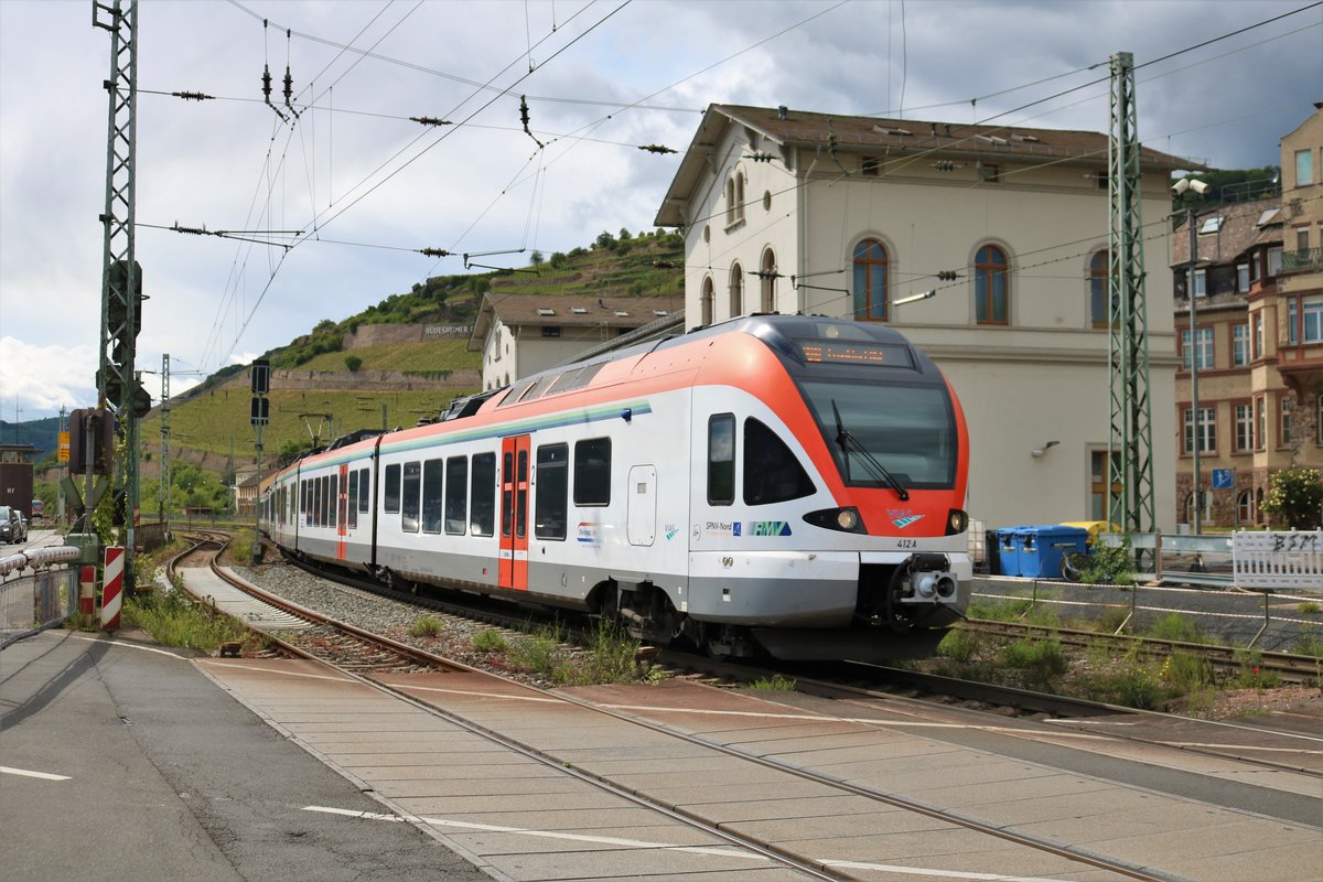 VIAS Stadler Flirt ET 412 am 02.05.20 in Rüdesheim von einen Gehweg aus fotografiert über einen Zaun. Ich stehe nicht hinter der Schranke oder im Gleisbereich