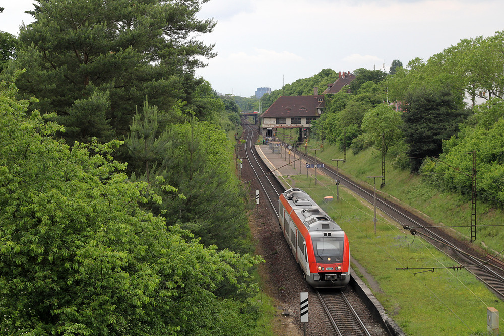 VIAS VT 108 verlässt den Bahnhof Darmstadt Süd am 3. Juni 2016.