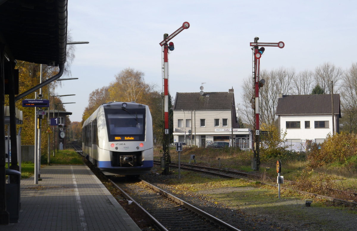 VIAS-VT 243 (NVR-Nr. 1648 253/753) verlässt Wegberg in Richtung Dalheim. Das Ausweichgleis mit dem Ausfahrsignal G wird für den nur aus einem Wagen bestehenden Umlauf der RB 34 nicht gebraucht. Es kommt bei Fahrten vom und zum Prüfcenter Wildenrath zum Zuge. Bf Wegberg, 22.11.17.