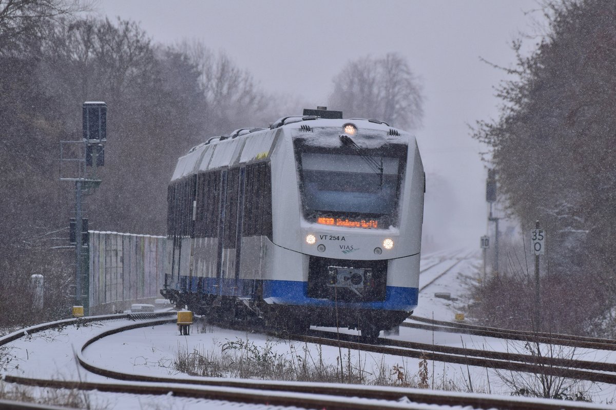 VIAS VT254 fährt bei Schneefall in den Bahnhof Grevenbroich ein.

Grevenbroich 08.02.2021
