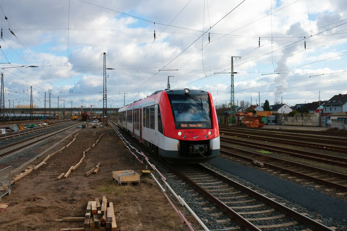 VIAS/Odenwaldbahn Alstom Lint54 VT201 am 26.02.22 in Hanau Hbf vom Bahnsteig aus fotografiert
