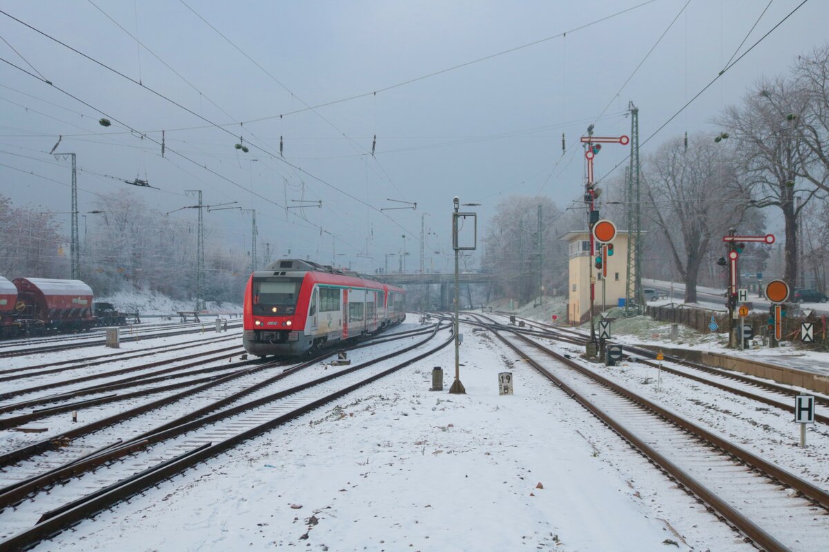 VIAS/Odenwaldbahn Bombardier Itino 615 107 am 17.12.22 in Hanau Hbf Südseite vom Bahnsteigende aus fotografiert