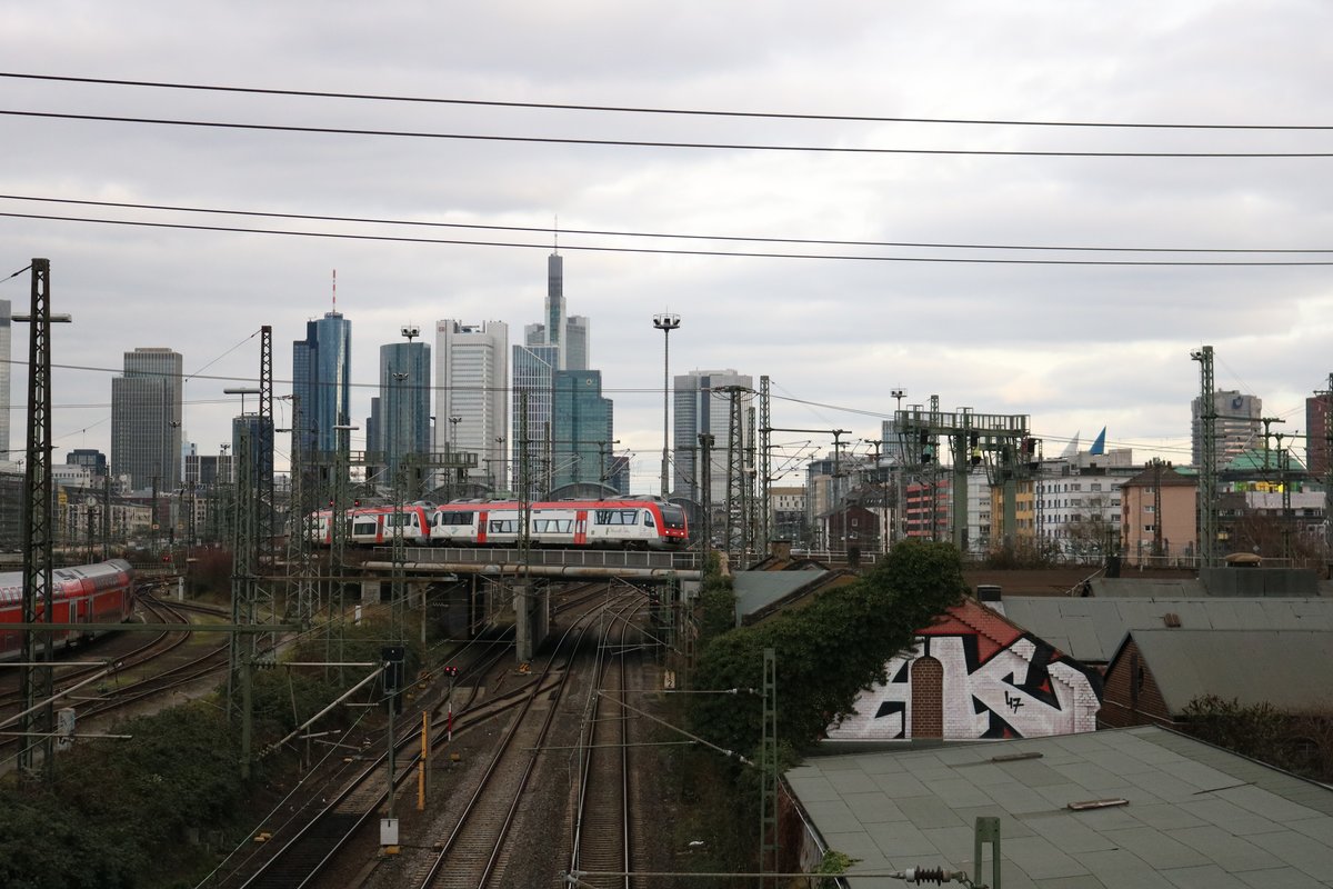 VIAS/Odenwaldbahn Bombardier Itino 615 xxx und 615 xxx am 11.01.20 in Frankfurt am Main von der Camberger Brücke aus fotografiert vor der Skyline 