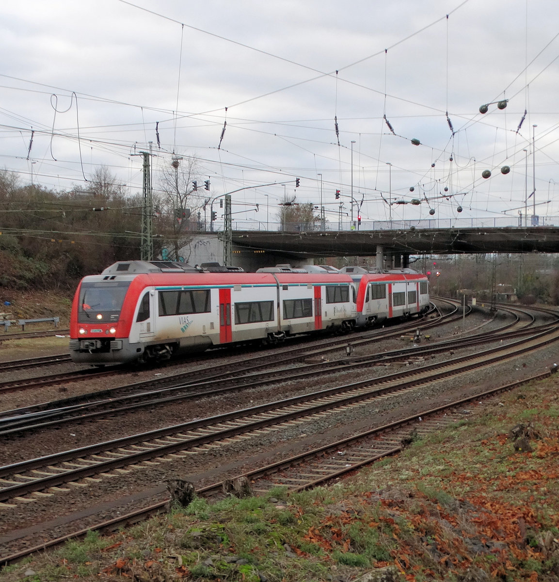 VIAS/Odenwaldbahn Bombardier Itino erreicht am 28.12.16 Hanau Hbf von einen Parkplatz aus fotografiert 