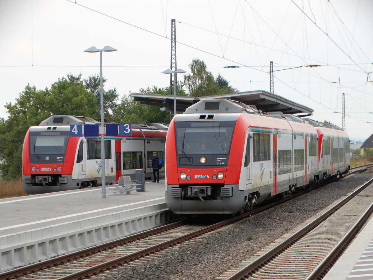 VIAS/Odenwaldbahn Bombardier Itino VT 103 und VT 109 am 15.10.16 in Babenhausen (Hessen) vom Bahnsteig aus fotografiert