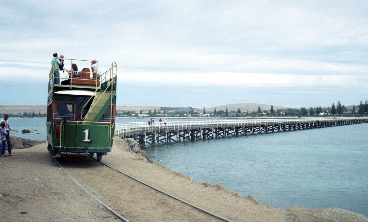 Victor Harbor Horse Tram__South Australia, an der Küste, ca. 85 km südlich Adelaide. Die ca. 1,2 km lange Pferdebahn (1600 mm; Irische Spur) verband von 1894 bis 1956 die Innenstadt Victor Harbor über eine ca. 600 Meter lange Seebrücke mit der Insel ‘Granite Island’. 1986 wurde sie als Touristenattraktion wieder in Betrieb genommen, mit originalgetreu nachgebauten vier Doppeldecker-Wagen.__08-01-1989 