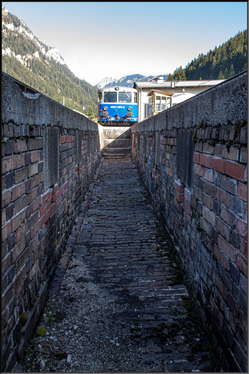 Viel  Altes  gibt es zu entdecken rund um die legendäre Erzbergbahn. 
Unter anderem diese Schlacke-Grube aus Klinkerziegeln. 
Im Zuge dieser Fotoveranstaltung war es auch möglich diese abzulichten.
13.10.2019