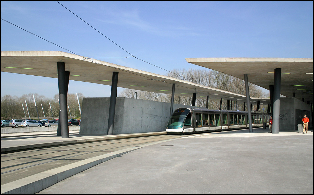 Viel Beton und schräge Stützen -

Ungewöhnliche Architektur von Zaha Hadid an der Endstation Hoenheim Gare der Straßburger Linie B. 

21.04.2006 (M)