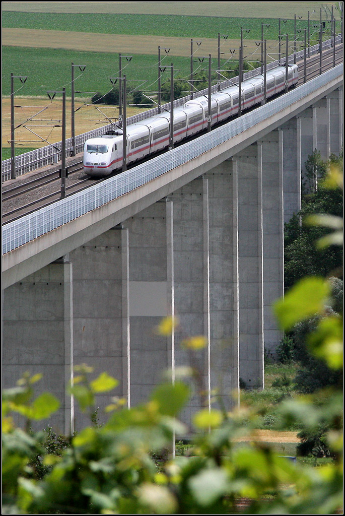 Viel Beton unter dem Zug -

Nachschuss auf einen ICE in Fahrtrichtung Stuttgart auf dem Enztalviadukt bei Vaihingen/Enz.

23.06.2011 (M)