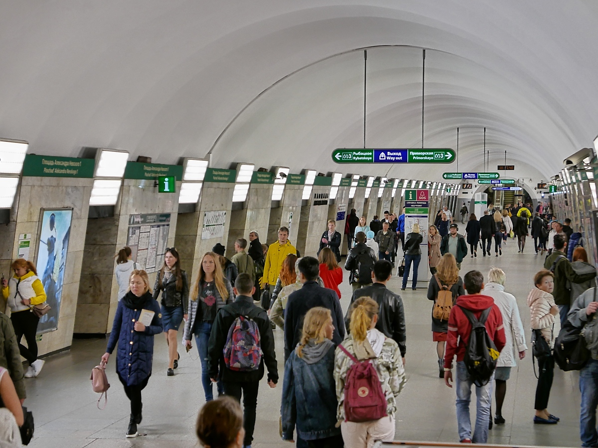 Viel Betrieb in der Bahnsteighalle der Station  Ploschtschad Alexandra Newskowo 1  der Metro der Linie 3 in St. Petersburg, 16.09.2017 

Auch dies ist eine geschlossene Station mit Bahnsteigtüren.