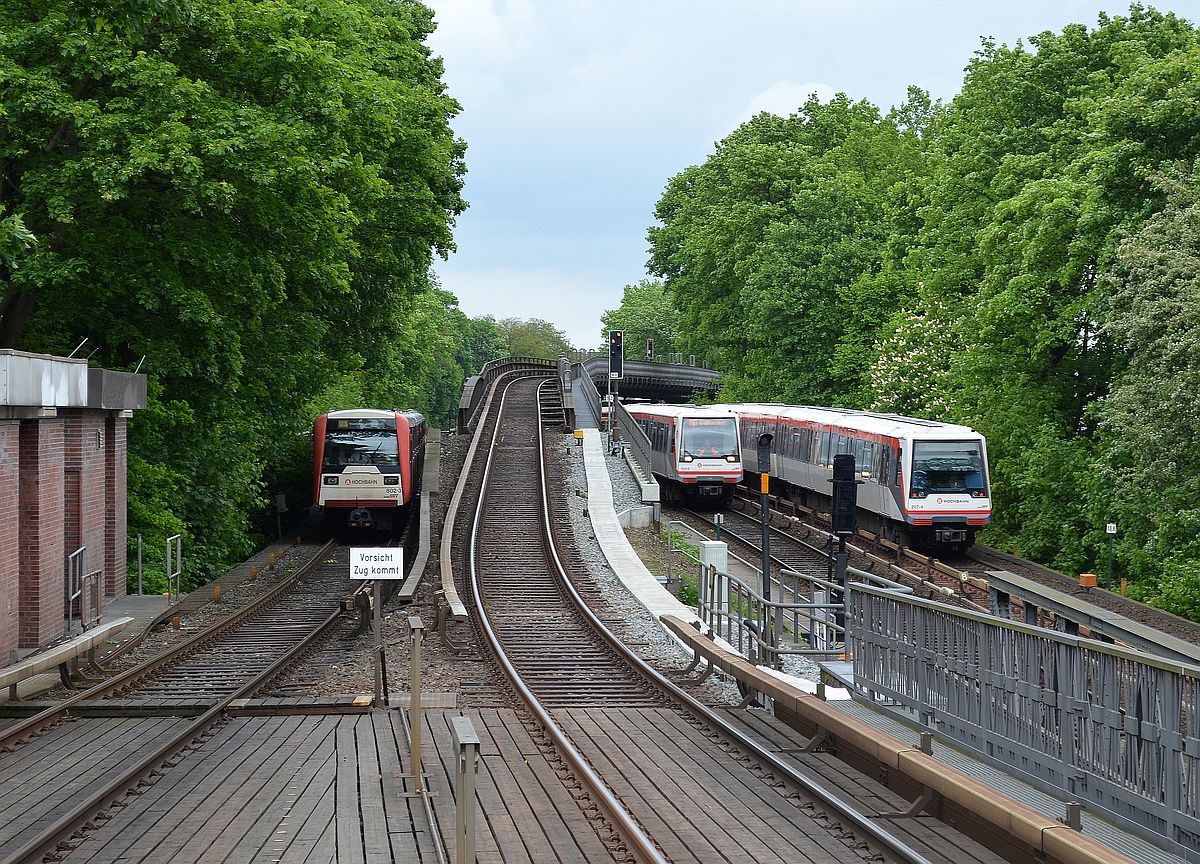Viel Betrieb in Hamburg-Eppendorf: Blick von der Haltestelle  Eppendorfer Baum  in Richtung  Kellinghusenstraße . Rechts zwei Züge der Linie U1, links ein Zug der Ringlinie U3. 11.5.2014