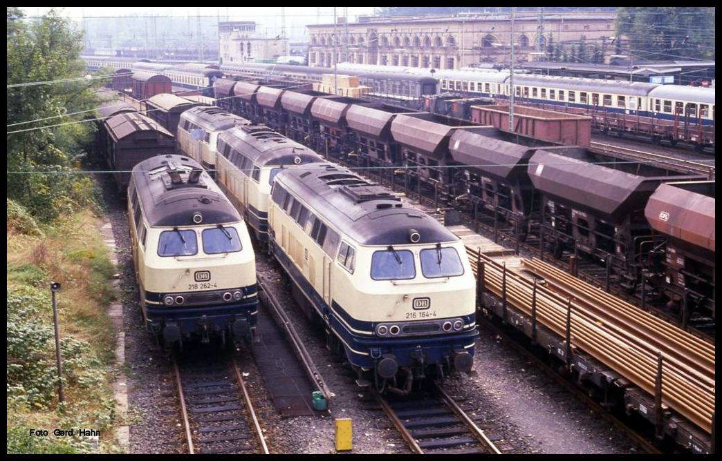 Viel Betrieb herrschte am 10.9.1989 im Bahnhof Kreiensen. Auch einige Diesellokomotiven gab es zu sehen,wie links die 218262 und daneben 216164.