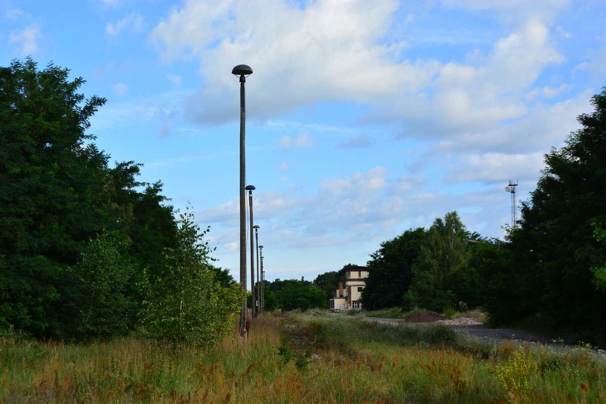 Viel ist vom einigen Knotenpunkt Jerichow heute nicht mehr übrig. Seit 1999 ist die Strecke stillgelegt und abgebaut.

Jerichow 31.07.2017