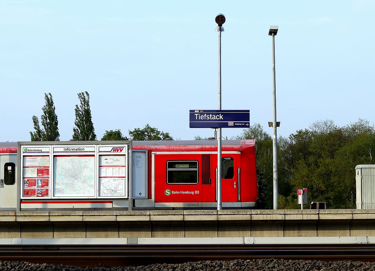 Viel los ist hier nicht: die Hamburger S-Bahnstation  Tiefstack  liegt inmitten von Gleis- und Industrieanlagen - das nächste Wohngebiet ist ziemlich weit entfernt. 26.4.2014