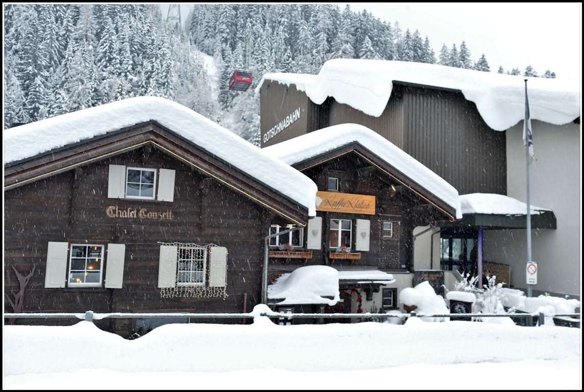 Viel Schnee an der Talstation der Gotschne Luftseilbahn in Klosters. (08.01.2019)