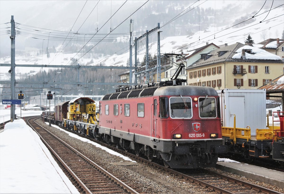 Viel Verkehr am Gotthard: Die SBB Re 620 005-9  Uster  erreicht am 28. März 2018 mit einem Bauzug den Bahnhof Airolo. 
Da der Gotthard-Basistunnel (GTB) nun seit 2016 in Betrieb ist, fahren grundsätzlich sämtliche Güterzüge durch dem GTB: Mit einer Ausnahme: Güterzüge mit loser, ungedeckter Schüttladung dürfen seit einigen Monaten nicht mehr durch den GBT und wurden wieder über die alte Gotthardstrecke umgeleitet. 