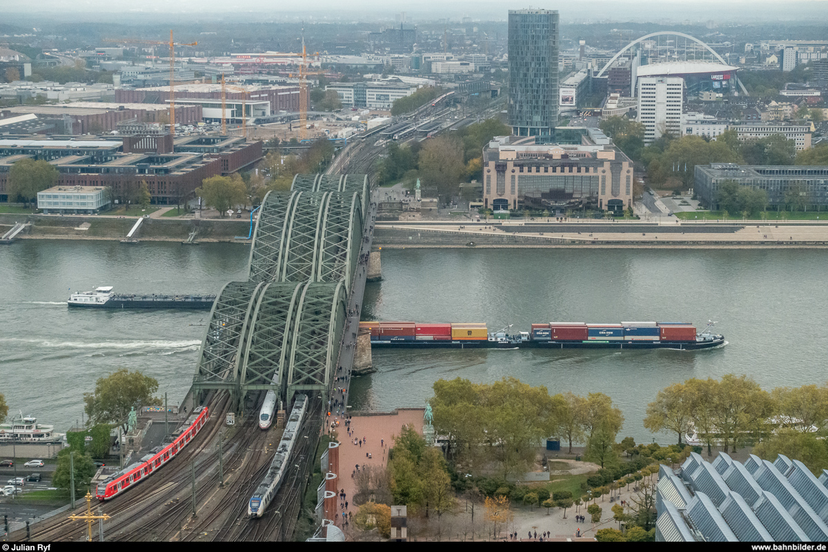Viel Verkehr auf und unter der Hohenzollernbrücke am 3. November 2017. Aufgenommen vom Kölner Dom aus.