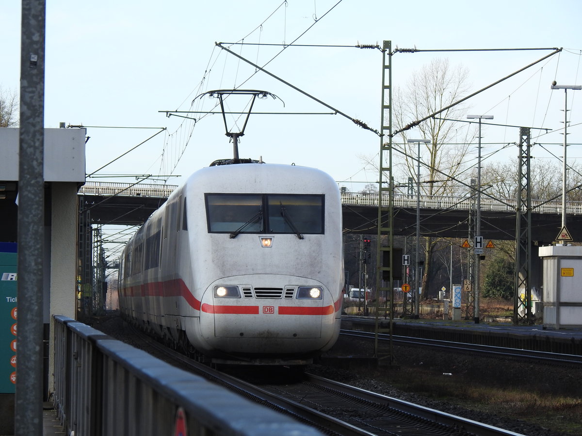 Viel Wind machte dieser ICE 1 auf der Durchfahrt durch Langenselbold auf der Fahrt Richtung Fulda am 21.12.19