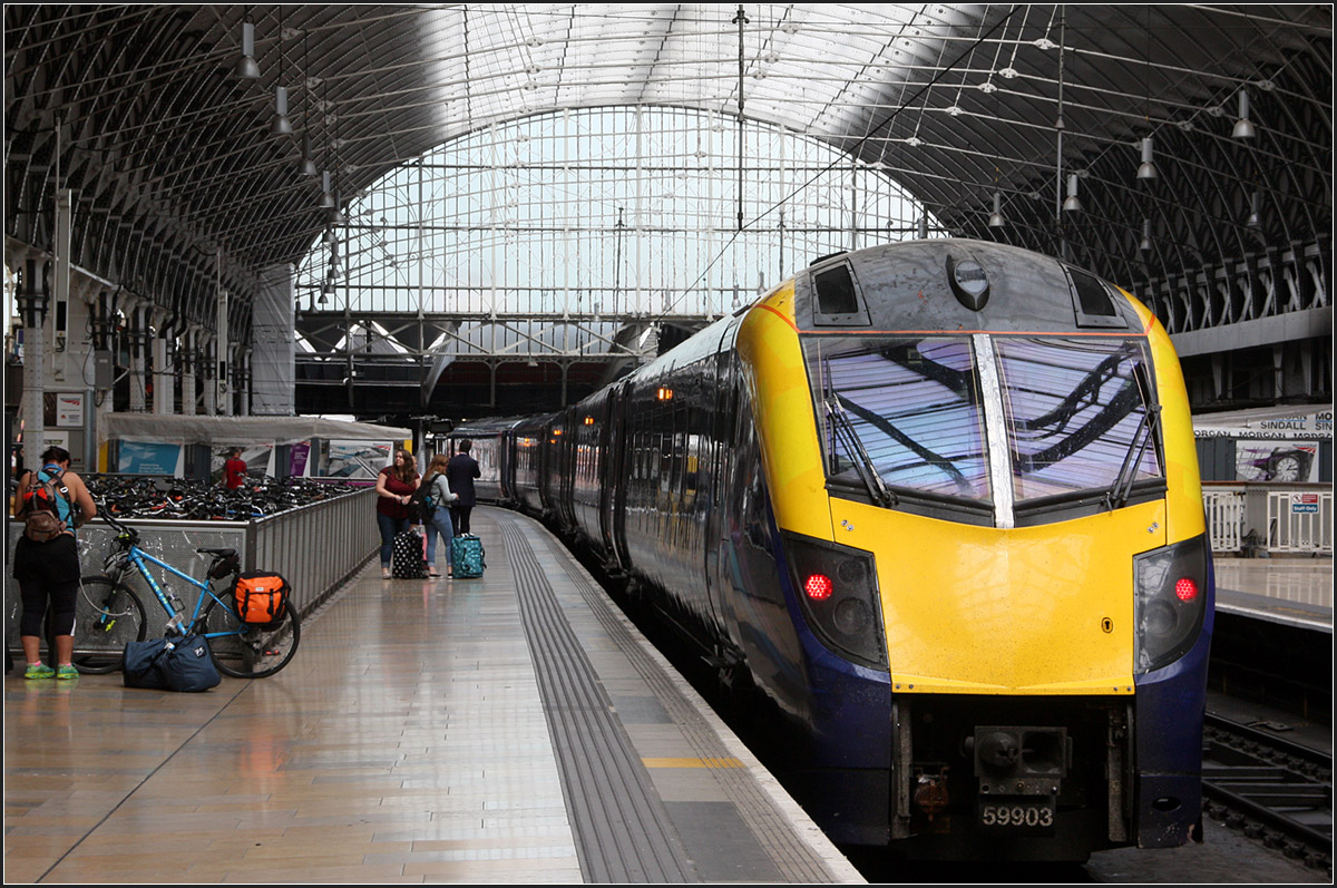 Viel Zug, weniger Halle -

Ein Class 180-Triebzug im Bahnhof London Paddington -

25.06.2015 (M)