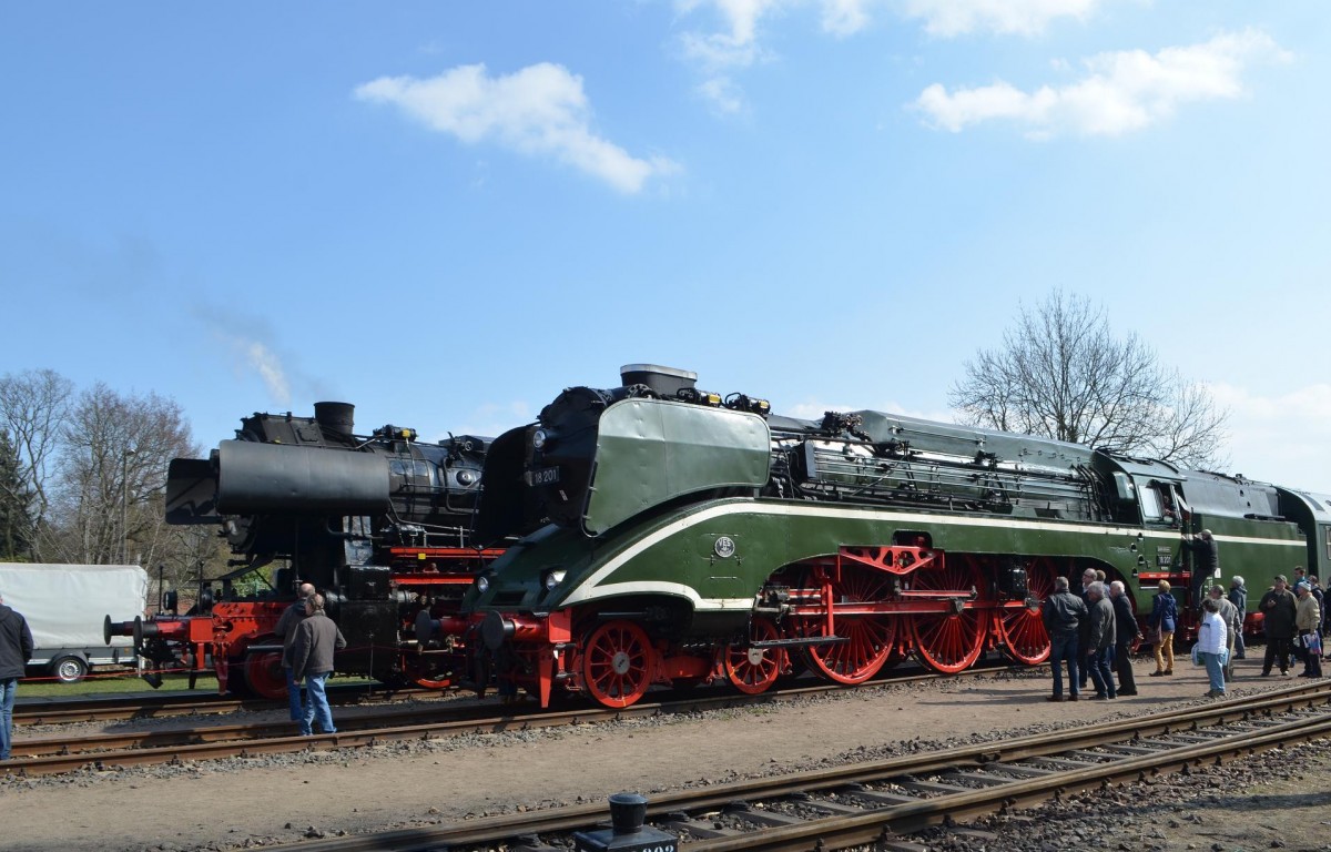Vielbeachtetes Objekt ...18 201/02 0201-0 und da hinter 52 8154-8 bei den 15. Eisenbahntage in Leipzig Plagwitz 28.03.2015