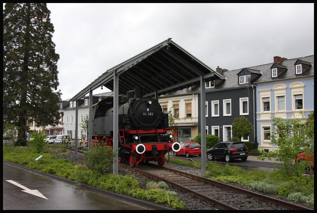 Viele Denkmalloks vergammeln im wahrsten Sinne des Wortes. Das gilt für die 64393 am Bahnhof Konz ganz und gar nicht. Die Lok macht einen sehr guten Eindruck und auch das gesamte Umfeld, welches zu diesem Denkmal gehört, ist sehr gepflegt. Ein Lob den Unterhaltern.