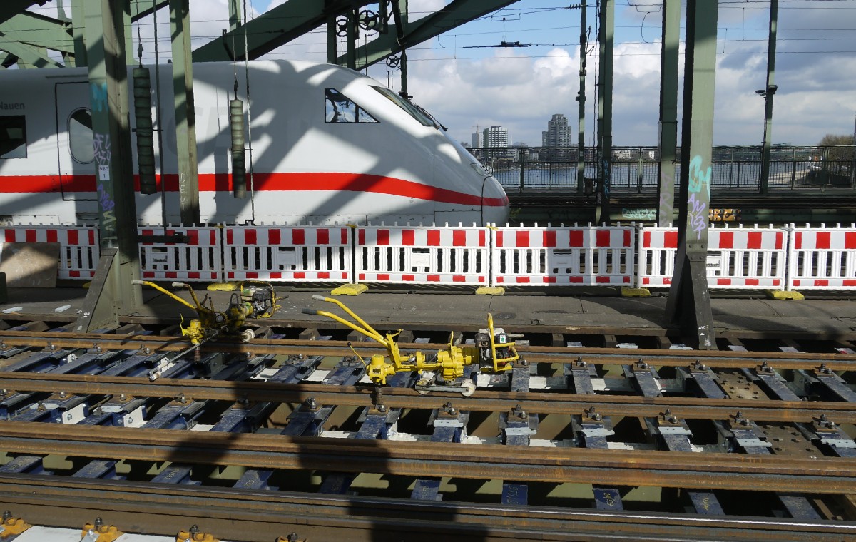 Viele ICE-Linien verkehren während der Bauarbeiten nach bzw. über Köln-Deutz; nicht so die Berliner Linie. Im Bild der Steuerwagen von 402 013  Nauen  (ICE 557, 23.3.14).