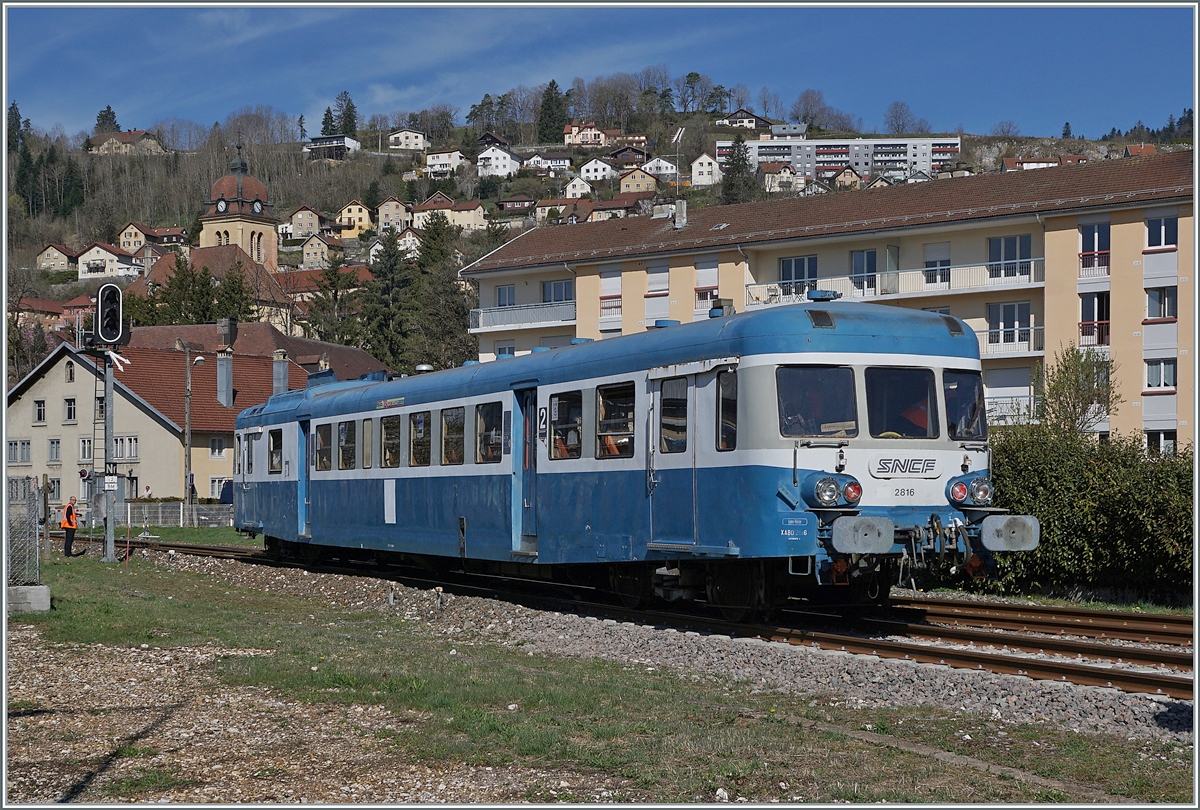 Viele Jahre später begegnet mir der SNCF X 2816 erneut, diesmal in Morteau. Die Dieseltriebzüge X 2800 wurden ab 1957 bei Decauville (X 2801 - X 2816) sowie bei Renault (X 2817 - X 2919) gebaut, also insgesamt 119 Stück. Die letzten X 2800 verkehrten noch bis 2009 im regulären Verkehr. Der hier zu sehende X ABD 2816 gehört der  Assosiation l'autrail X2800 du Haut Doubs  und ist im Rahmen einer Ostersonderfahrt in Morteau beim Rangieren zu sehen.
(Standpunkt: am Zaun, auf dem Parkplatz beim Bahnhof)

16. April 2022