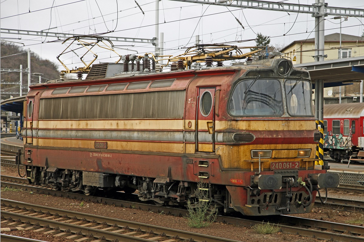 Viele Loks der Baureihe 240 wirken sehr ungepflegt. Hier zu sehen an der 240 061 in Bratislava Hlavna Stanica am 25.11.2013.