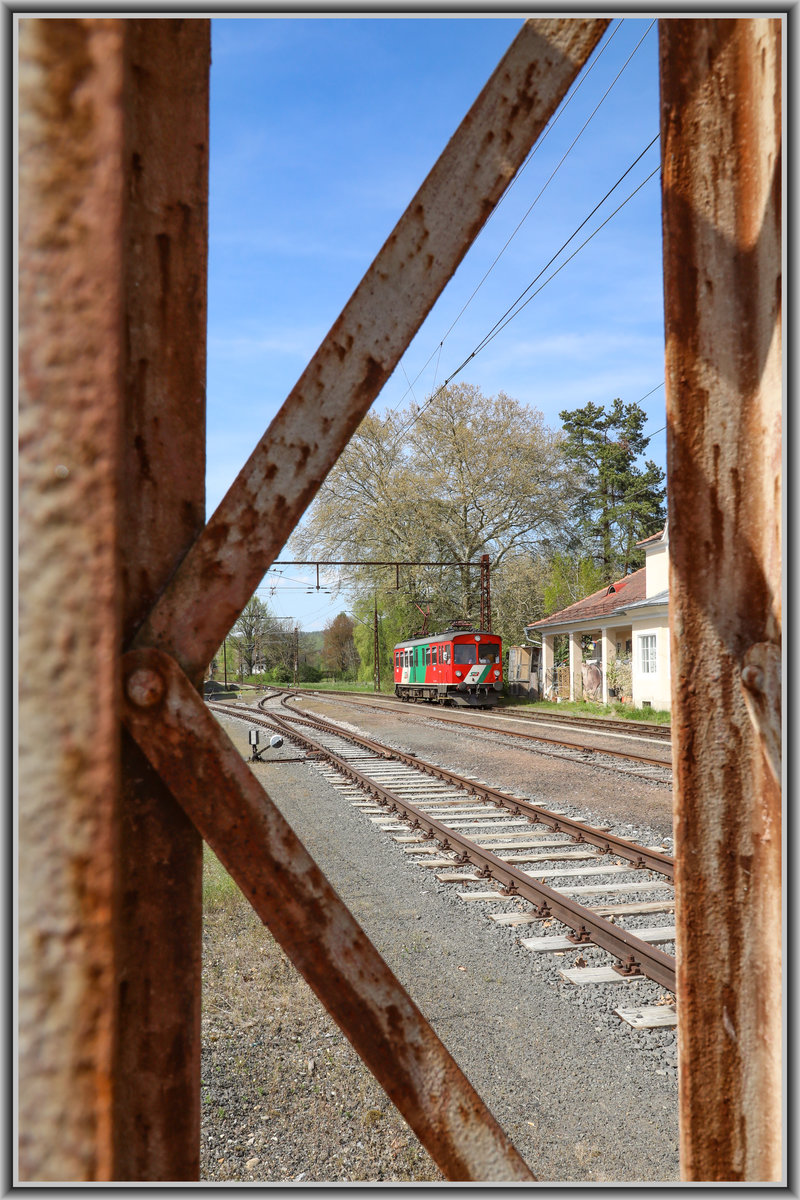 Viele Masten für die Fahrleitung der Gleichenbergerbahn sind noch solche Stahlmasten . 
Hier im Bahnhof Bad Gleichenberg kommt soeben der 2te Zug des Tages an . 22.04.2019 