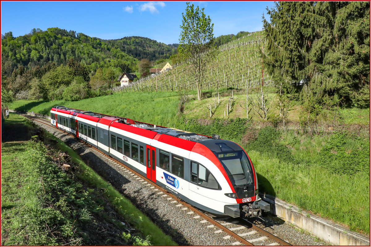 Viele Neue Motive hat mir die Infrastruktur Abteilung der GKB über den Winter beschert . 

Hier im Bild im Bogen vor Deutschlandsberg strahlt die Sonne auf den Weinbebauten Hang. 
1.05.2019