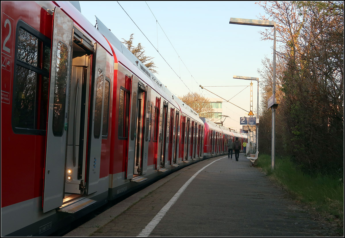 Viele offene Türen und wenige Reisende -

S-Bahnverkehr in der HVZ in Zeiten der Coronakrise. S-Bahnstation Rommelshausen.

01.04.2020 (M)