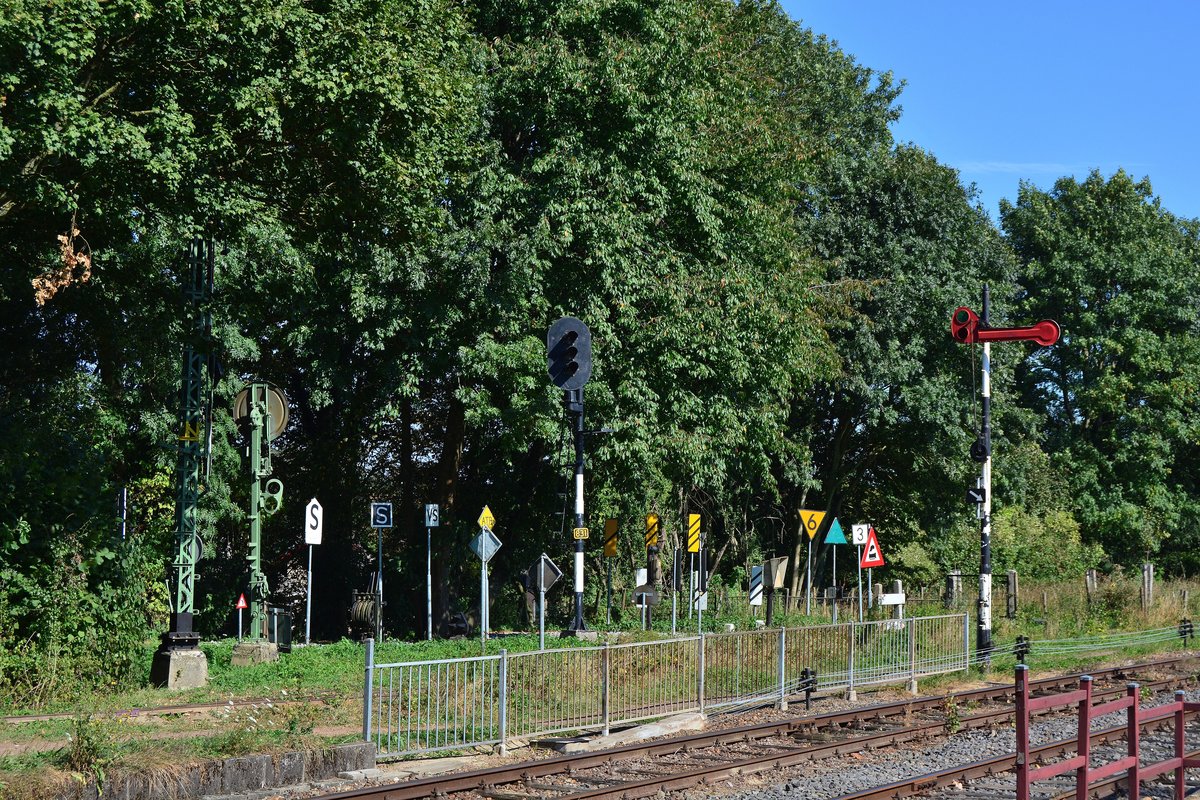 Viele Schilder und auch einige Signale für den Bahnverkehr in den Niederlanden standen in Simpelveld ausgestellt.

Simpelveld 25.09.2016