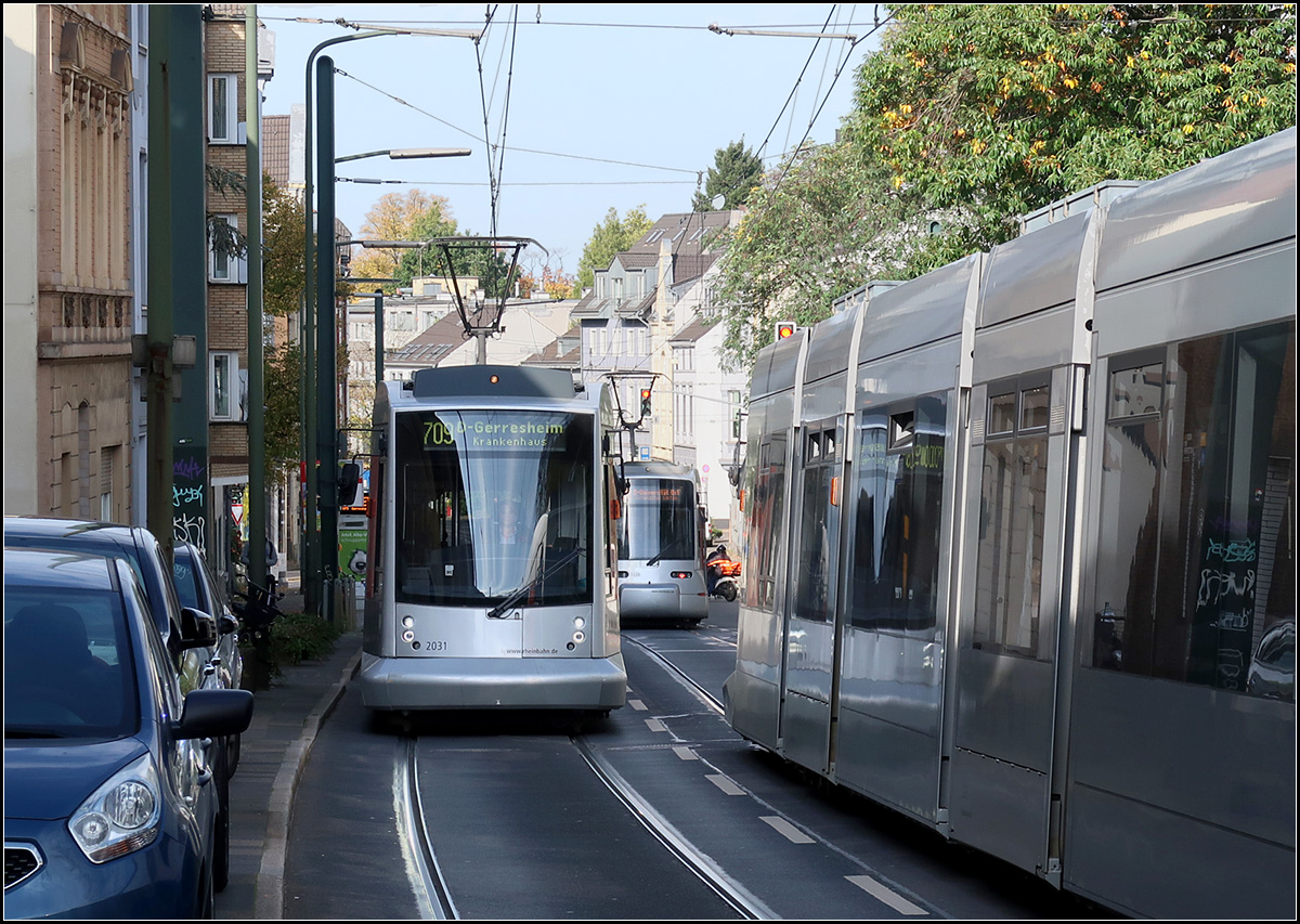 Viele silbergraue Straßenbahnen - 

... in der engen Ludenbergerstraße in Düsseldorf-Grafenberg.

14.10.2019 (M) 