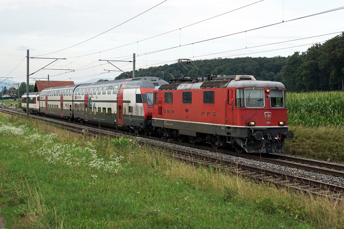 Viele Züge der Schweiz wurden von Bahnfreunden auf einen bestimmten Namen getauft. Dazu gehört auch der an Werktagen planmässig verkehrende  LEICHENZUG  der am 6. August 2019 mit der Re 420 151-3 geführt wurde. Die  Kleine BOBO , Re 4/4 II der ersten Generation von SBB Personenverkehr, wurde auf der Fahrt nach Bern bei Bettenhausen aufgenommen.
Foto: Walter Ruetsch 