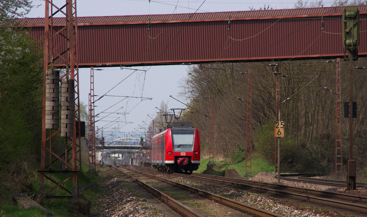Vieles auf diesem Bild sieht man erst beim zweiten Hinsehen. 426 006 und 426 007 sind als RB St. Ingbert - Dillingen kurz vor ihrem Ziel in Dillingen Saar. Das Richtungsgleis nach Trier führt in Dillingen auf Bahnsteig Gleis 4. Weil aber die Beiden auf Gleis 1 müssen zeigt das Einfahrsignal Hp2. Nach Rechts geht der Anschluß zur Dillinger Hütte ab, über die Bahnstrecke verläuft ein Förderband vom Hafen Saarlouis/Dillingen zur Zentralkokerei. Die beiden Triebwagen überqueren vor der Einfahrt in Dillingen noch das Flüßchen Prims und die Verbindungsstrecke Hafen zur Dillinger Hütte. 01.04.2014 Bahnstrecke 3230 Saarbrücken - Karthaus