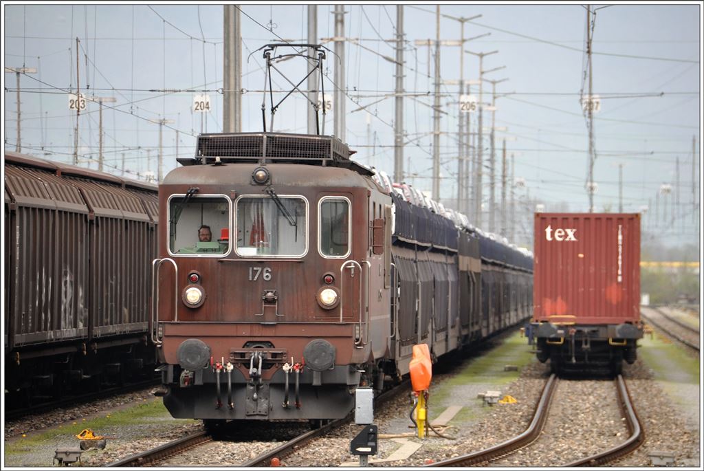 Vielfalt im Grenzbahnhof Buchs SG. BLS Re 4/4 176. (05.04.2016)