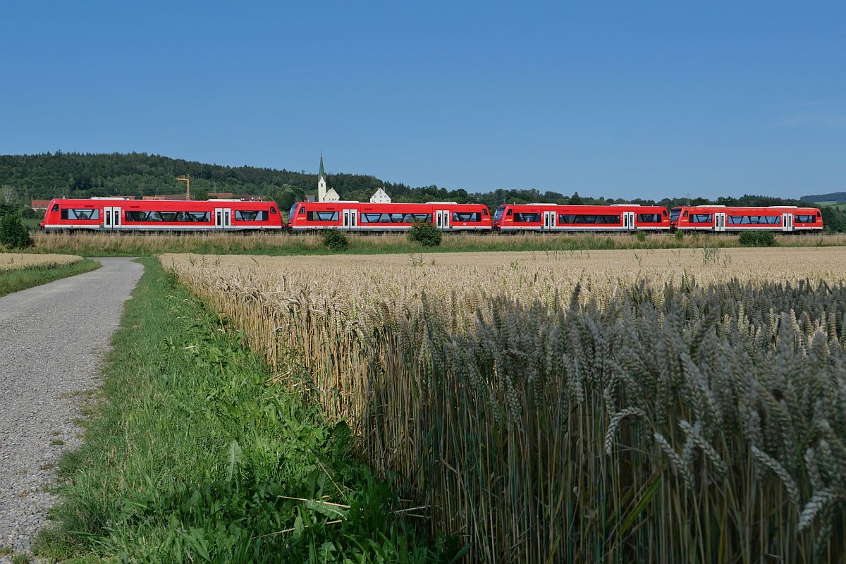 Vier auf einen Streich - RB 31 / 17782 von Friedrichshafen Stadt nach Radolfzell am 03.07.2022 kurz vor der Einfahrt in den Bahnhof von Salem