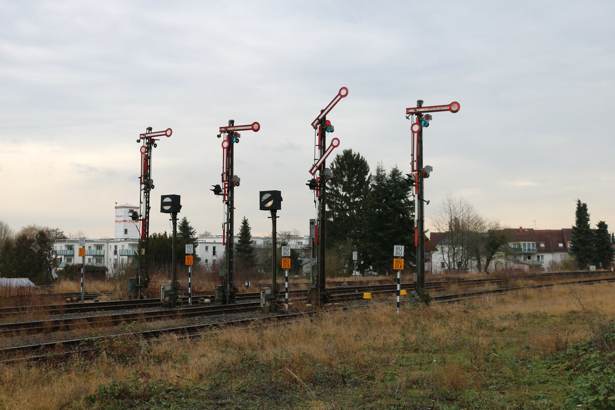 Vier Ausfahrtsignale in Hungen (Kreis Gießen) am 02.01.22