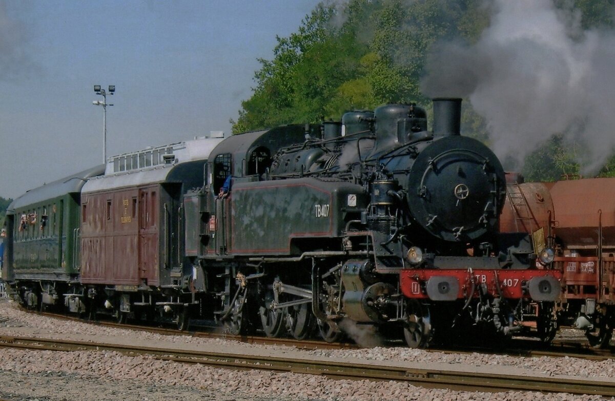 Vier Baureihen Dampfloks könnten den pariser Vorortbahnen ihren Eigene nennen. Für die Ostliche Vorortbahnen war die Reihe 4401-4512, später 141 TB vorgesehen. Eine davon, 141 TB-407 ist heute bei der AJECTA bewahrt geblieben und zieht/schiebt sogar Dampfpendelzüge zwischen Longuev ille und Provins. Hier treft 141 TB-407 am 18.September 2010 mit ein Dampfzug aus Provins in Longueville ein während die AJECTA Dampftage.