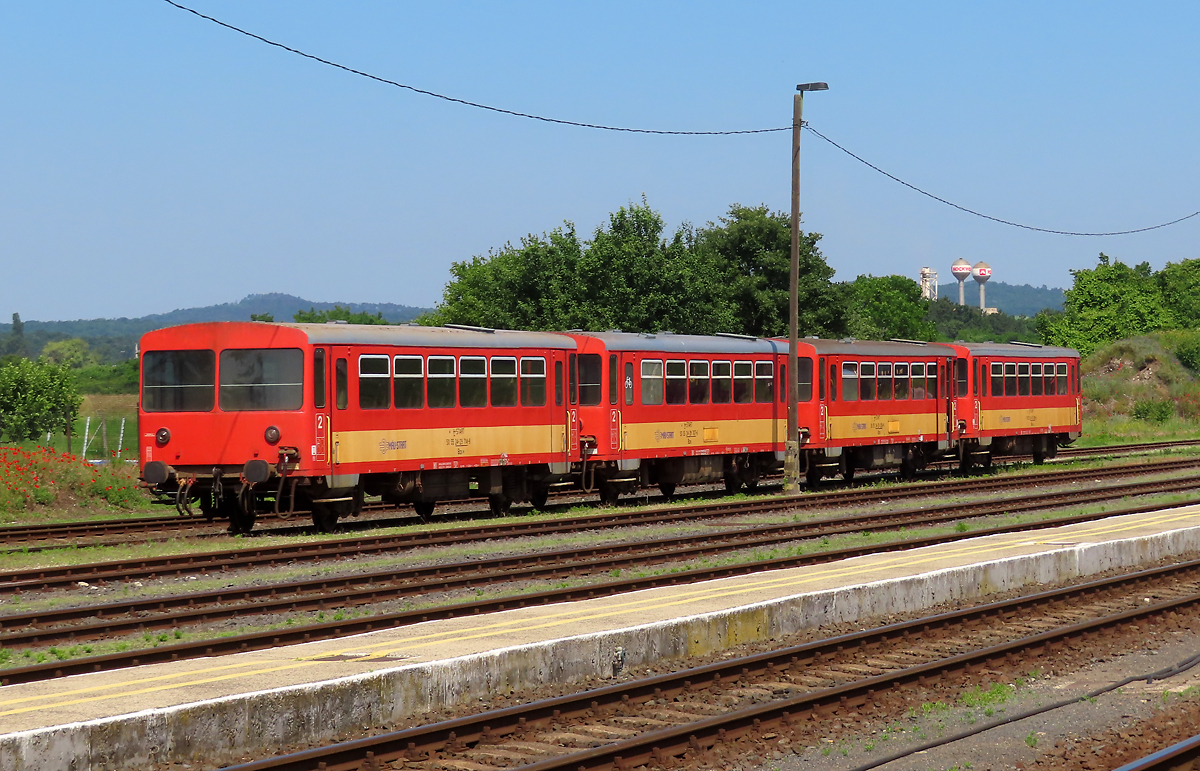 Vier Beiwagen warten in der Morgensonne auf ihren nächsten Einsatz. Tapolca, 16.6.2023