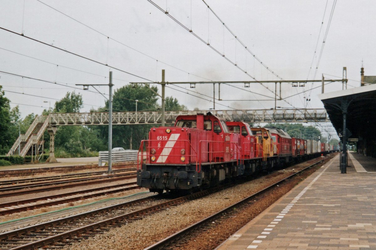 Vier Dieselloks -6515 an der Spitze- und ein Guterzug durchfahren Geldermalsen am 18 Oktober 2005. 
